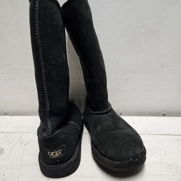 UGG Classic II Tall Boot kids (6-10yrs) size 4 black - Picture 3 of 15